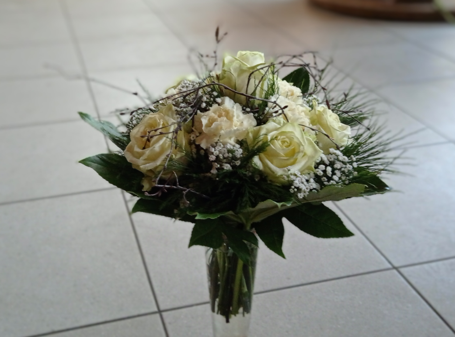 muttertags_blumenstrauss_mit_weißen_rosen_und_gruen.PNG