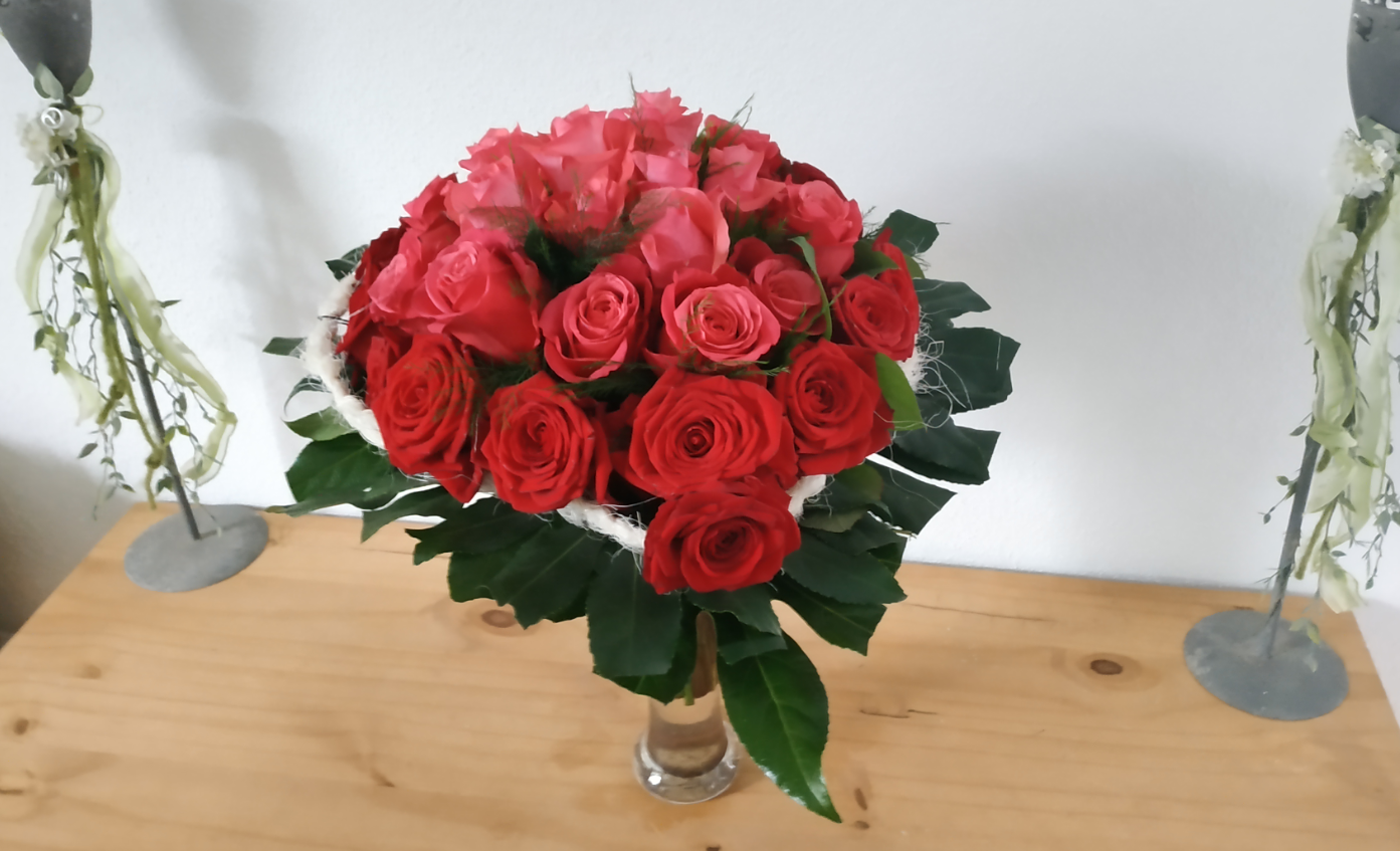 muttertagsstraus_rote_rose_herz_foermig.PNG